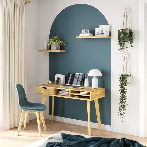 bureau design avec une arche de couleur et une chaise de couleur
