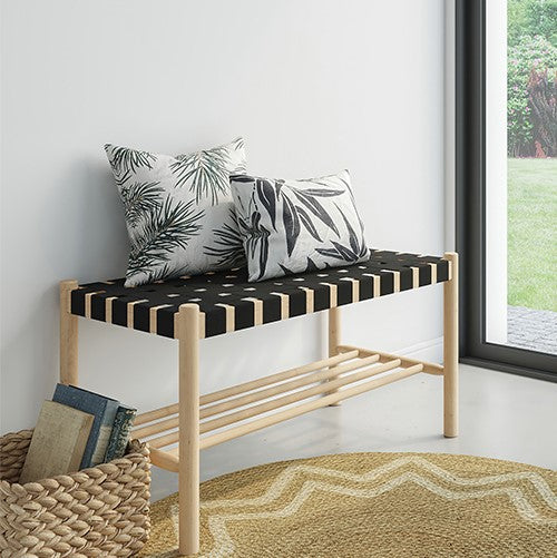 Décoration de l'entrée avec un petit banc tressé noir