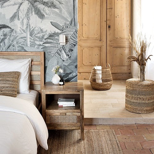 suite parentale avec tête de lit, paniers et chevet en rotin