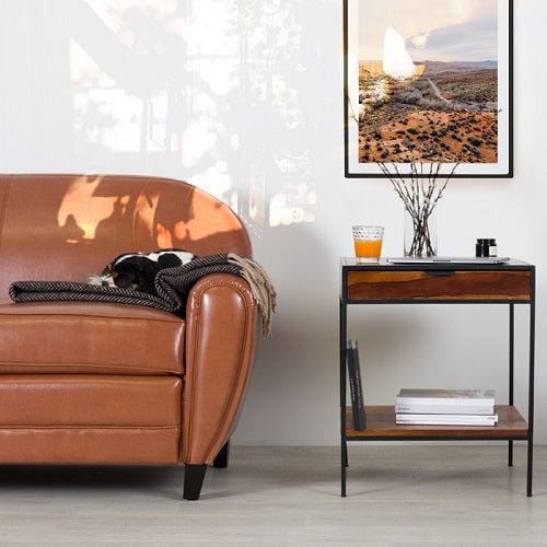 un salon utilisant des couleurs chaudes (canapé et table basse) pour une décoration réussie