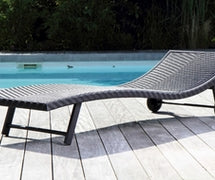 Des meubles design autour de la piscine