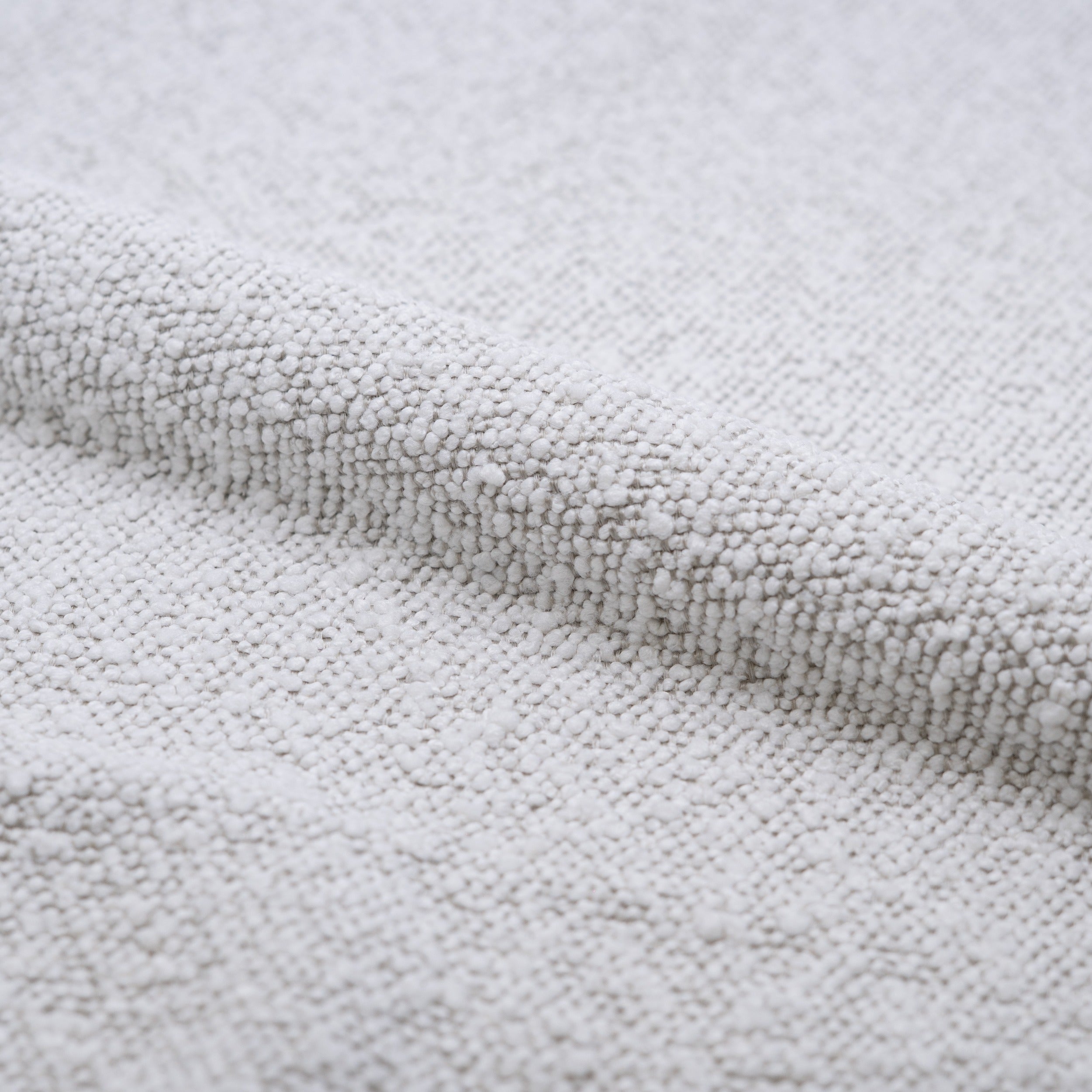 2 chaises tissu boucle blanc et bois clair esmee