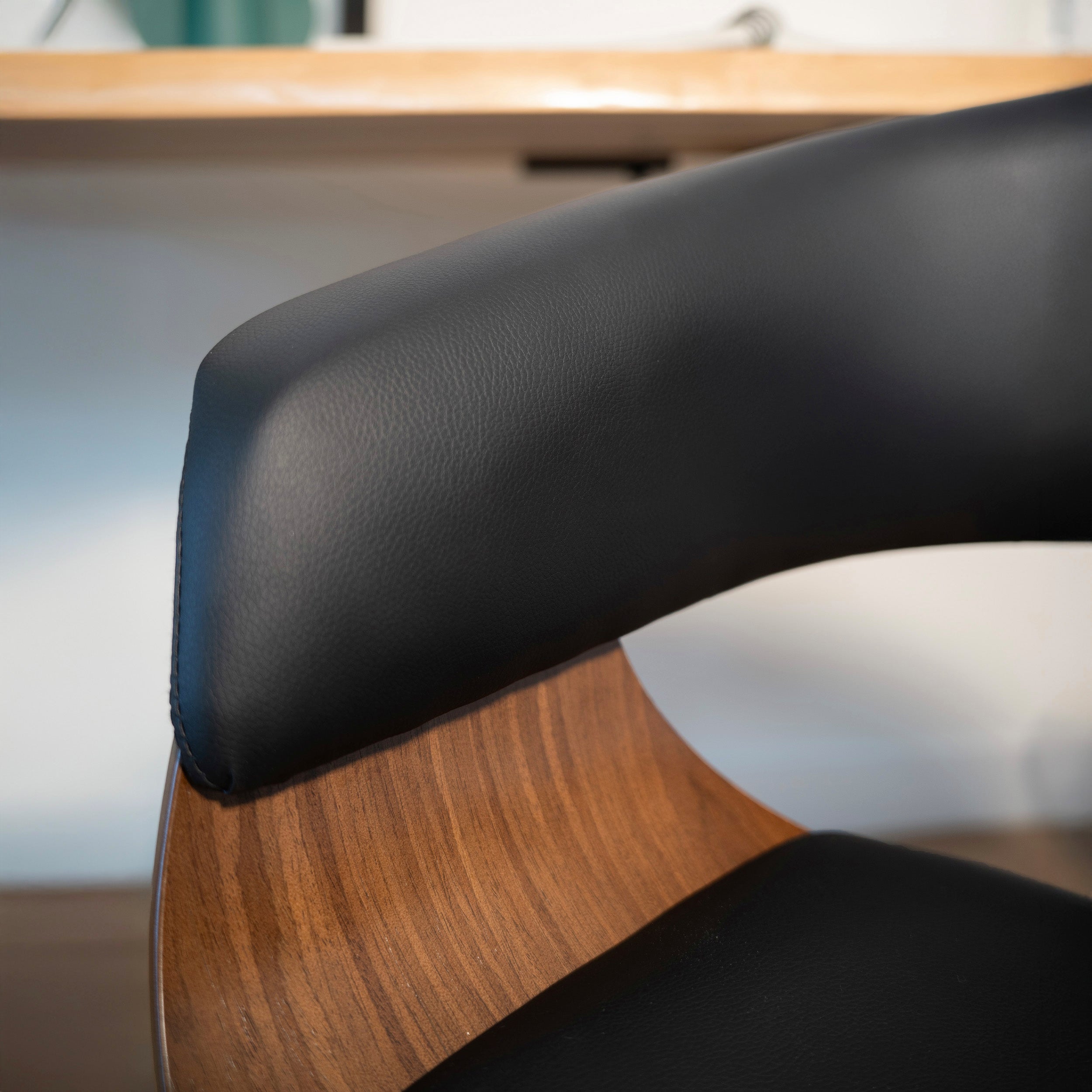 chaise de bureau basile cuir noir bois fonce