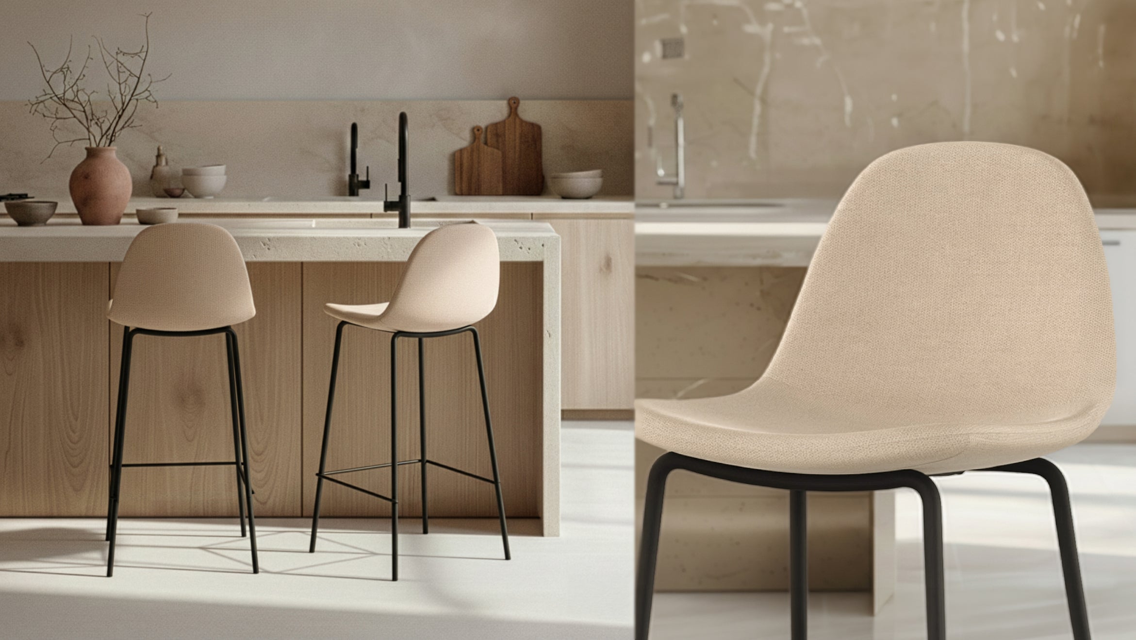 Duo de chaises de bar scandinaves beiges dans une cuisine moderne en bois clair, Rendez Vous Déco.