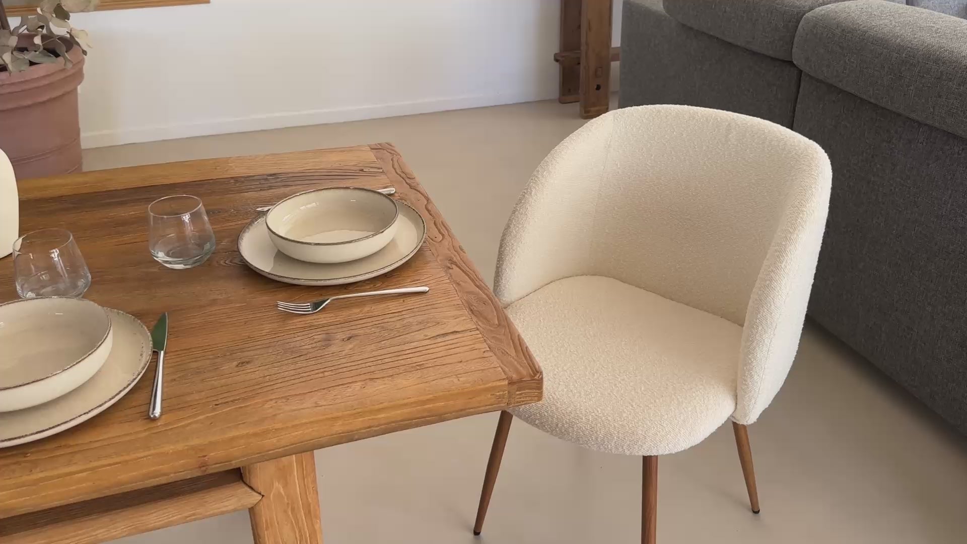 Charger la vidéo : Chaise Swan en tissu bouclé beige (lot de 2)