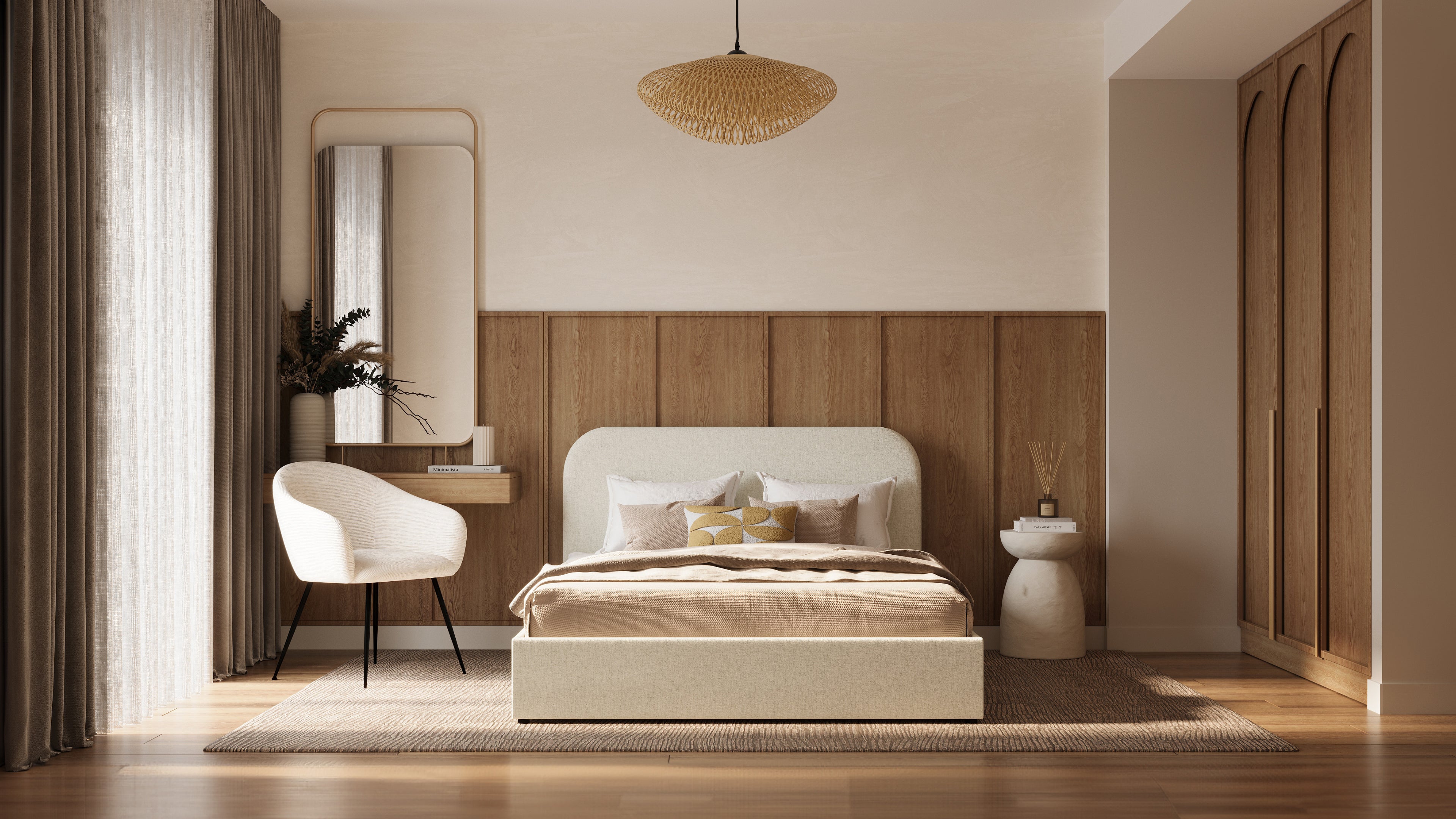Chambre à coucher contemporaine aux tons naturels avec lit rembourré, tête de lit en bois, fauteuil beige, miroir mural, suspension en fibres naturelles et ambiance minimaliste chaleureuse