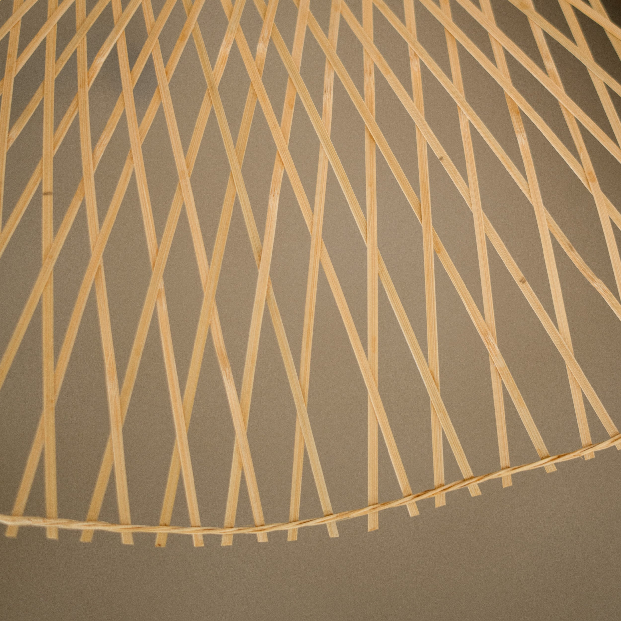 Suspension Jipi en bambou avec fil noir D75cm