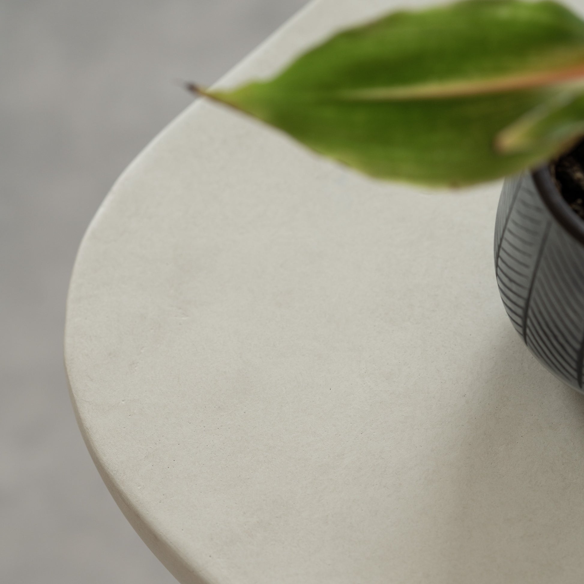 table appoint en beton blanc samui carre rdv deco