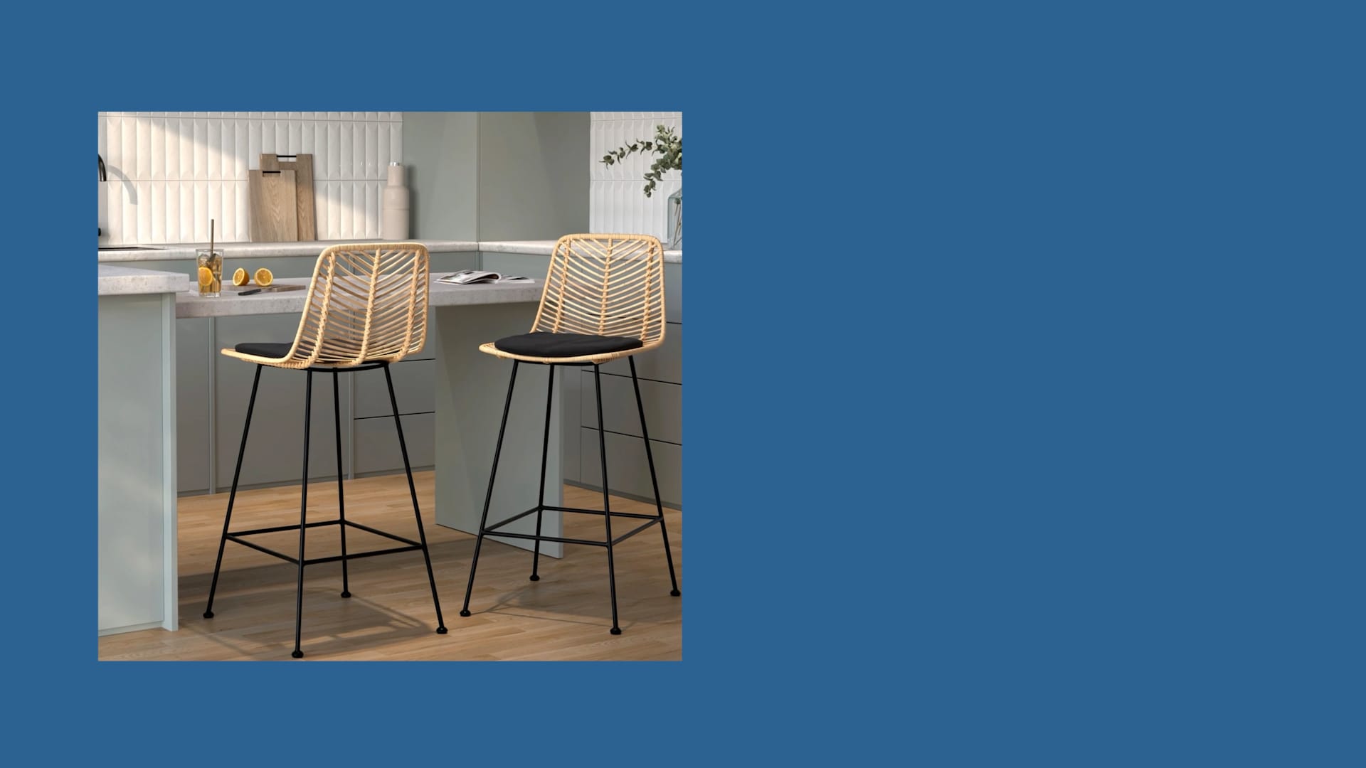 Charger la vidéo : Duo de tabourets de bar en rotin naturel, assise noire, pieds métal noir, ambiance cuisine scandinave lumineuse – Rendez-vous Déco