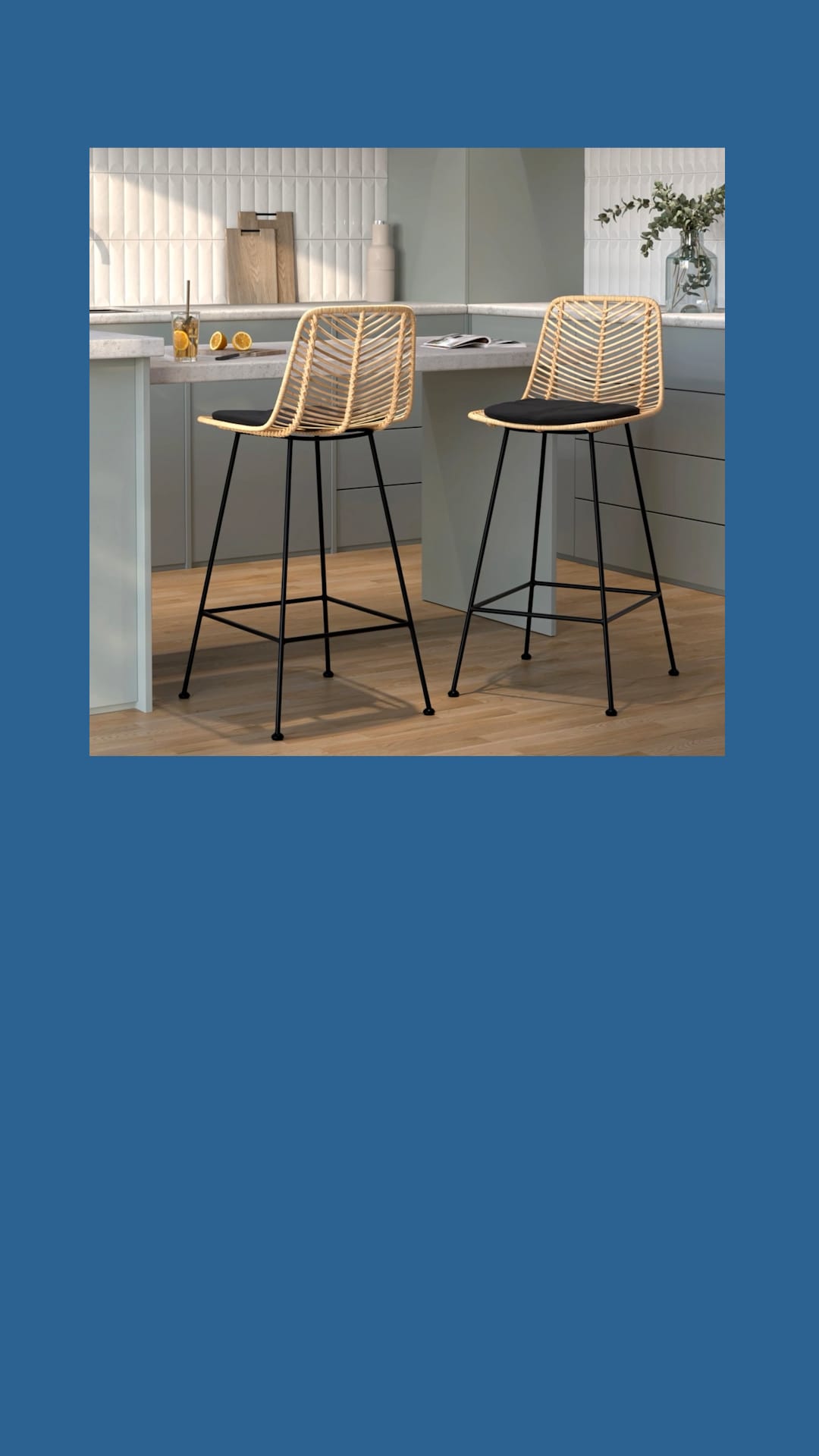 Charger la vidéo : Duo de tabourets de bar en rotin naturel, assise noire, pieds métal noir, ambiance cuisine scandinave lumineuse – Rendez-vous Déco