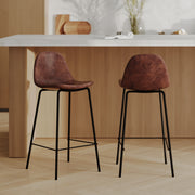 tabouret de bar cuir sunthetique marron pieds noirs henrik 65 cm