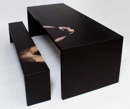 Jay Watson livre une table design qui marque !