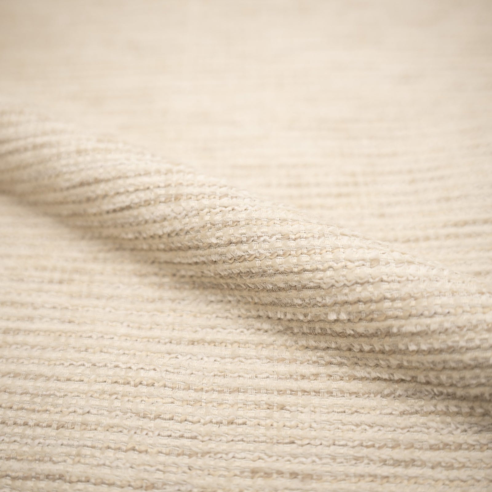 2 chaises beige et bois fonce simone rdv deco