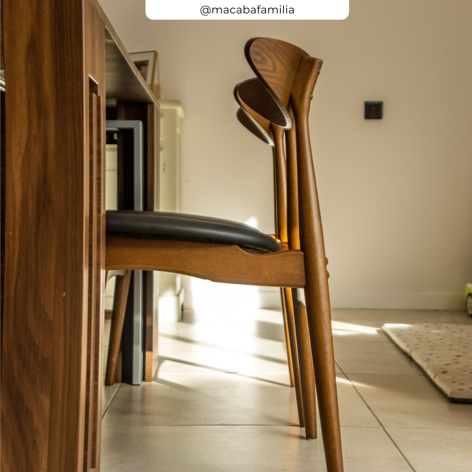 2 chaises bois fonce et simili noir rdv deco