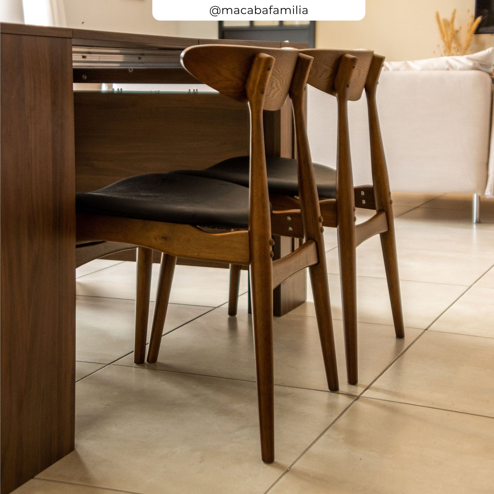 2 chaises bois fonce simili noir rdv deco