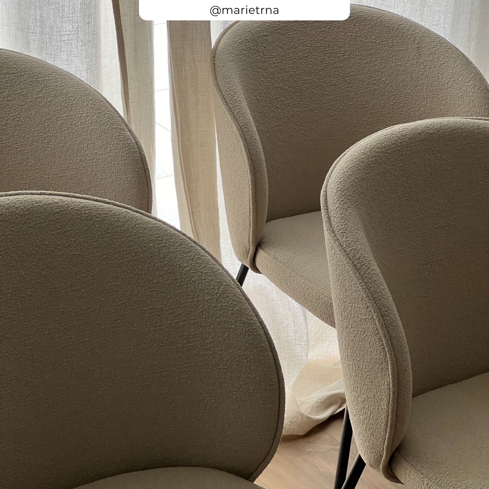 2 chaises en tissu boucle beige groom rendez vous deco