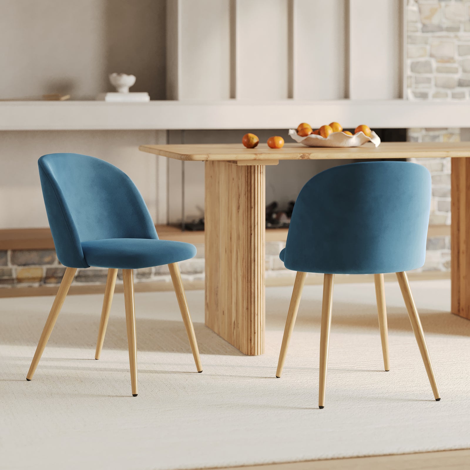 2 chaises en velours bleues pieds en bois cozy