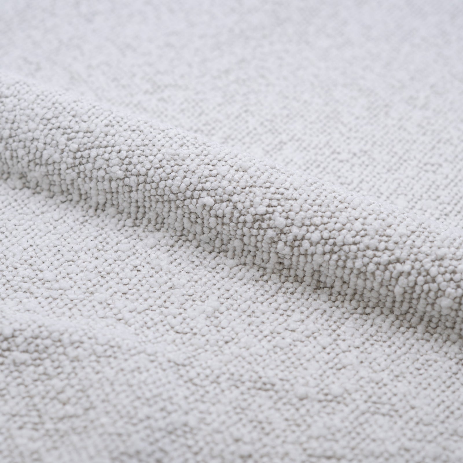 2 chaises tissu boucle blanc et bois clair esmee