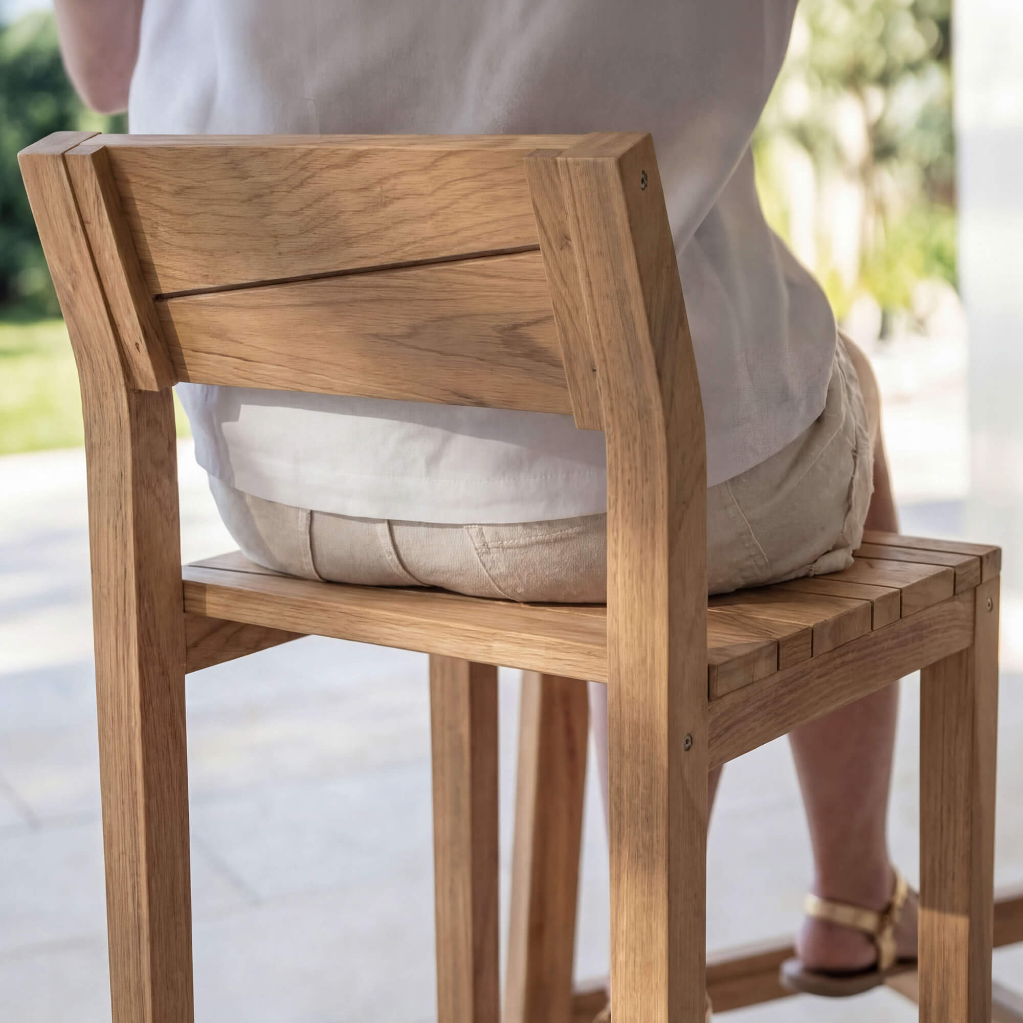 Chaise en chêne massif avec coussin beige, design scandinave épuré, éclairage naturel – Rendez-vous Déco