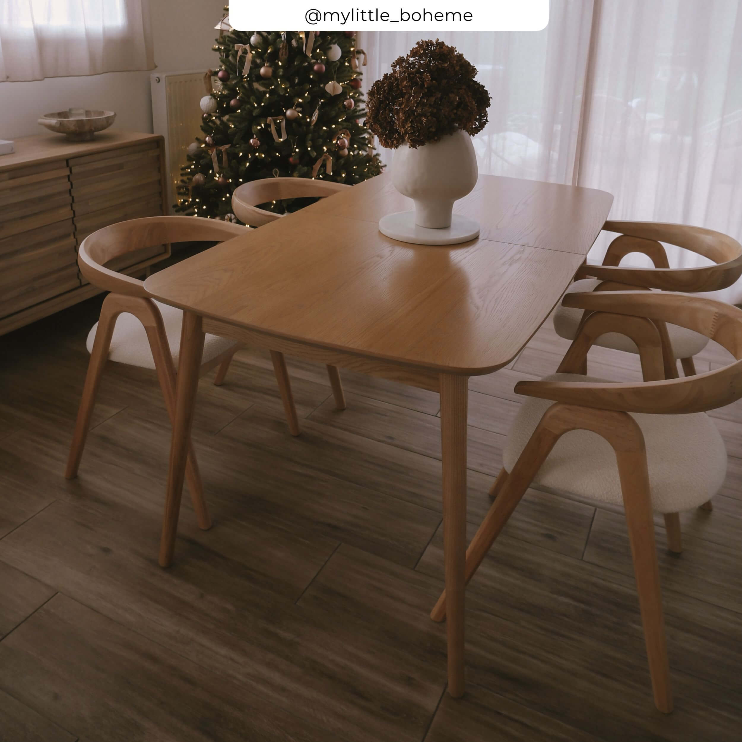 Silla Hawa de madera de hevea clara y tejido bouclé crema