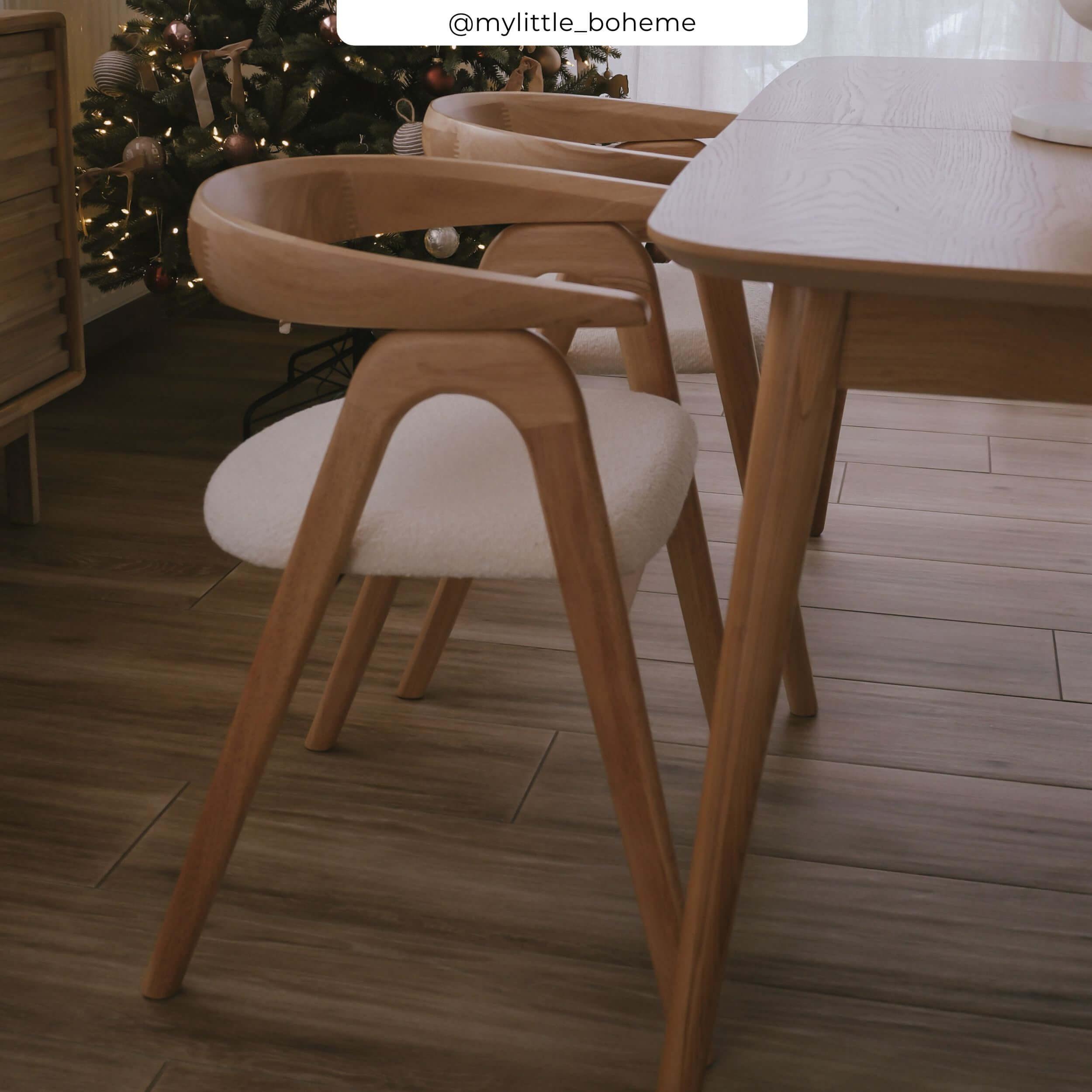 Silla Hawa de madera de hevea clara y tejido bouclé crema