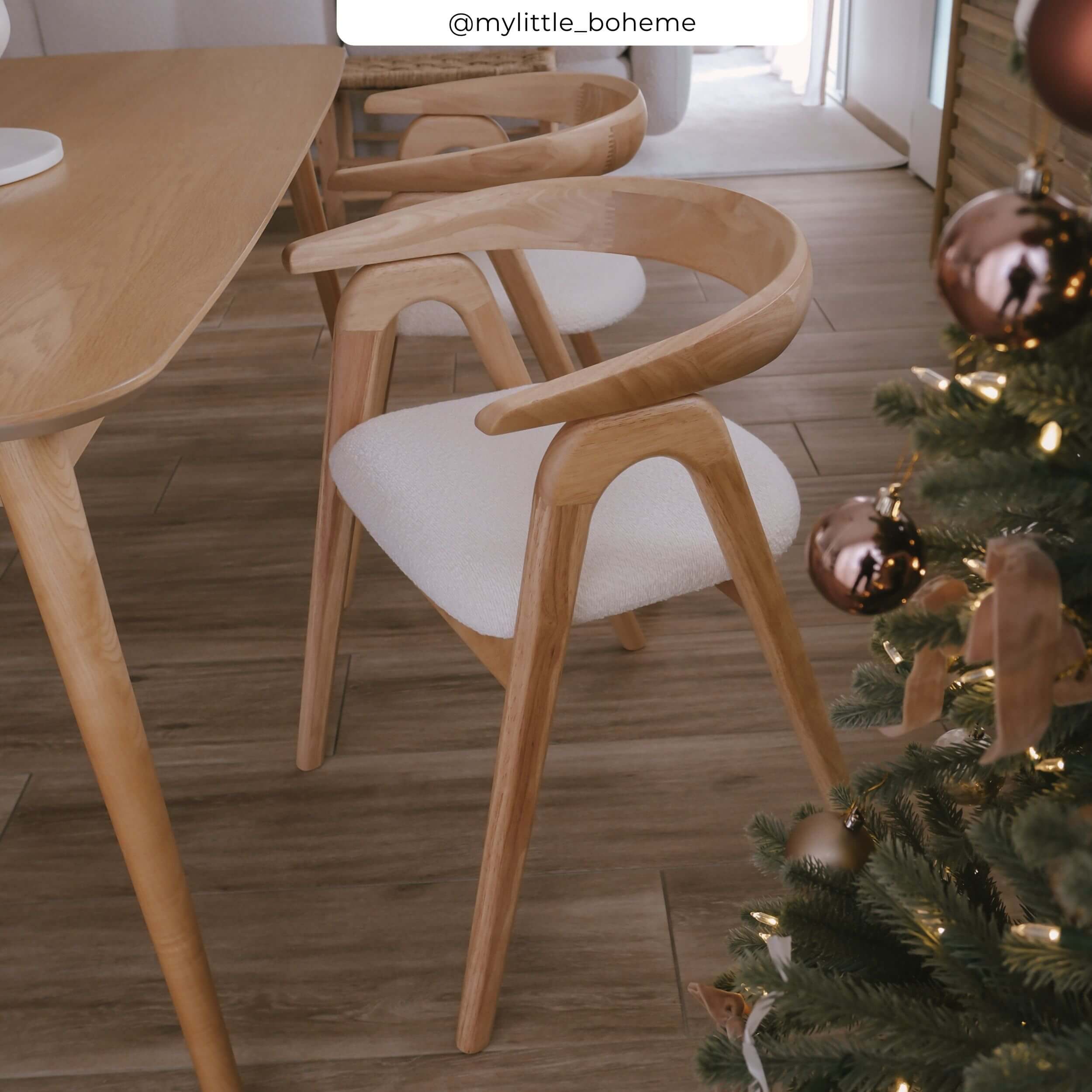 Silla Hawa de madera de hevea clara y tejido bouclé crema