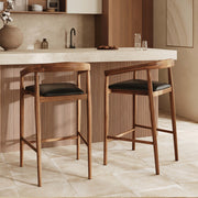 2er Set Barstühle aus 77 cm Bali aus lackiertem Teakholz mit schwarzem Lederbezug