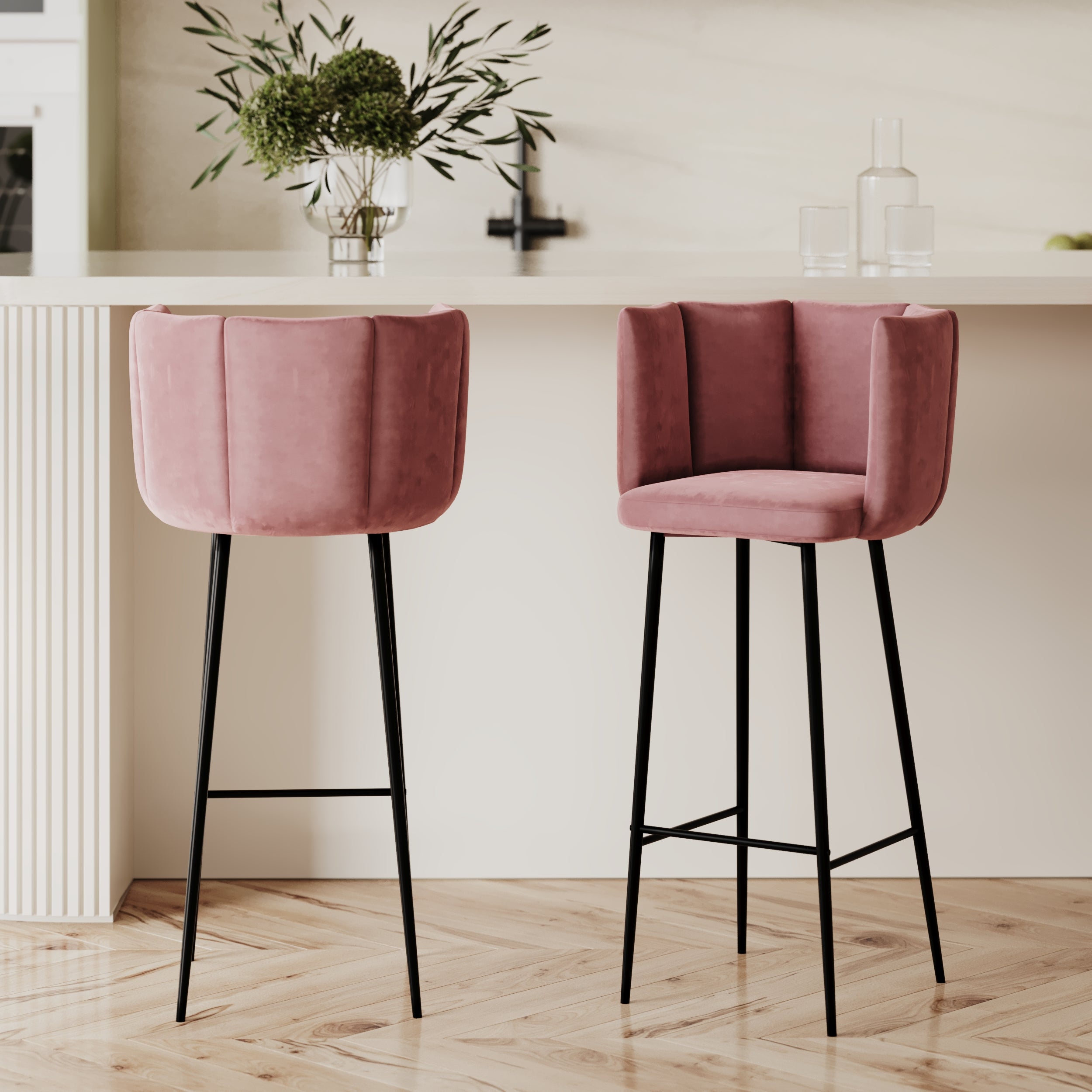 chaise de bar en velours rose pieds noirs rosy