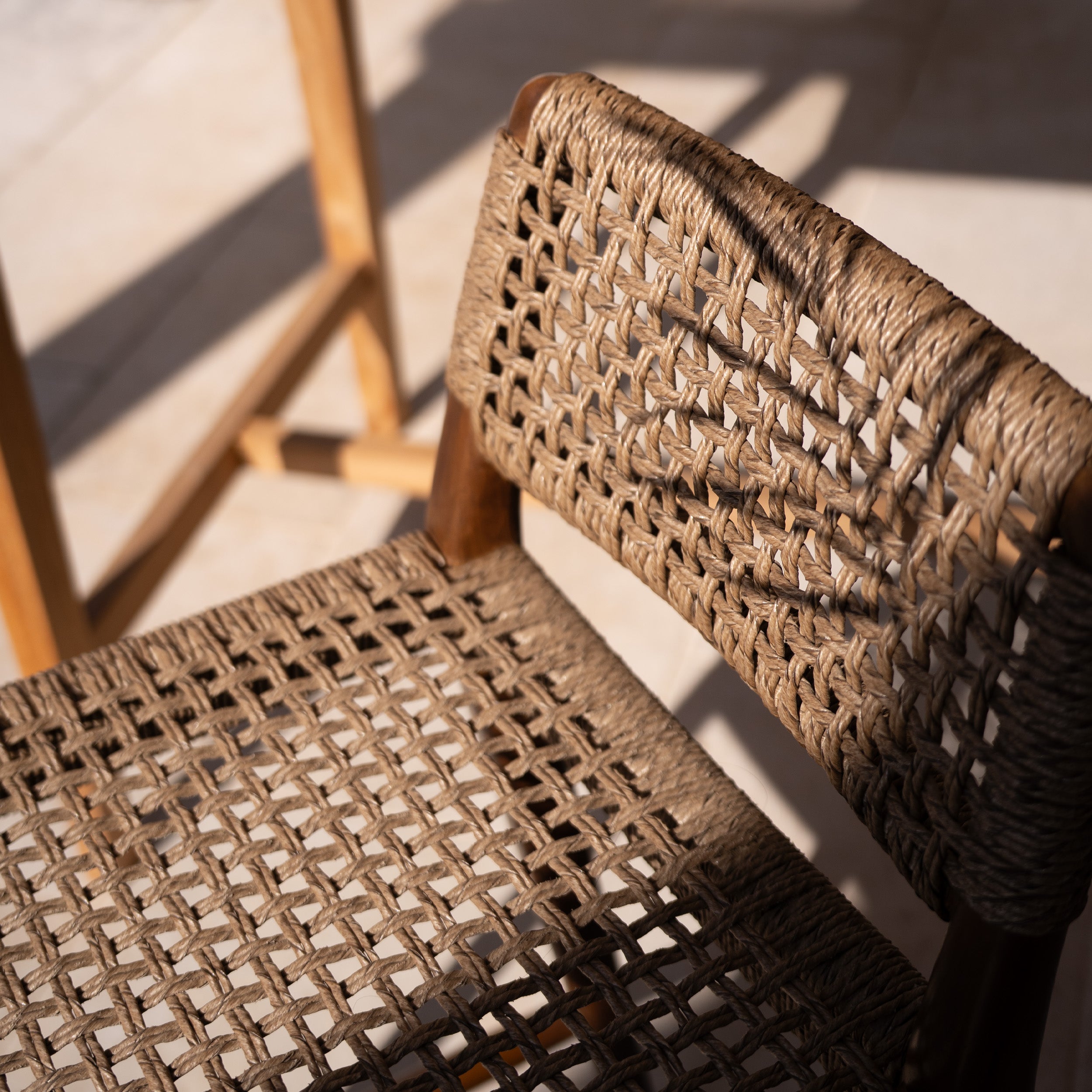 Chaise pour îlot central de jardin 65 cm Yaba en teck vernis et tissage synthétique