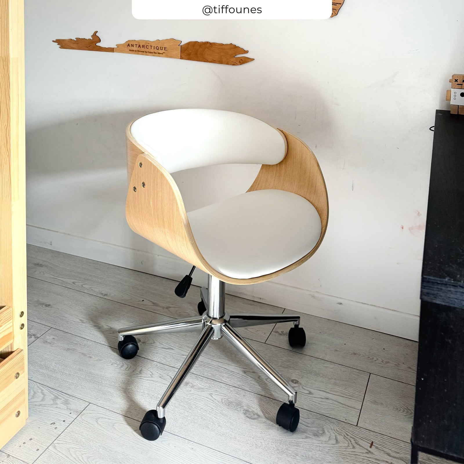 chaise de bureau a roulette blanche cuir synthetique et bois adelmar