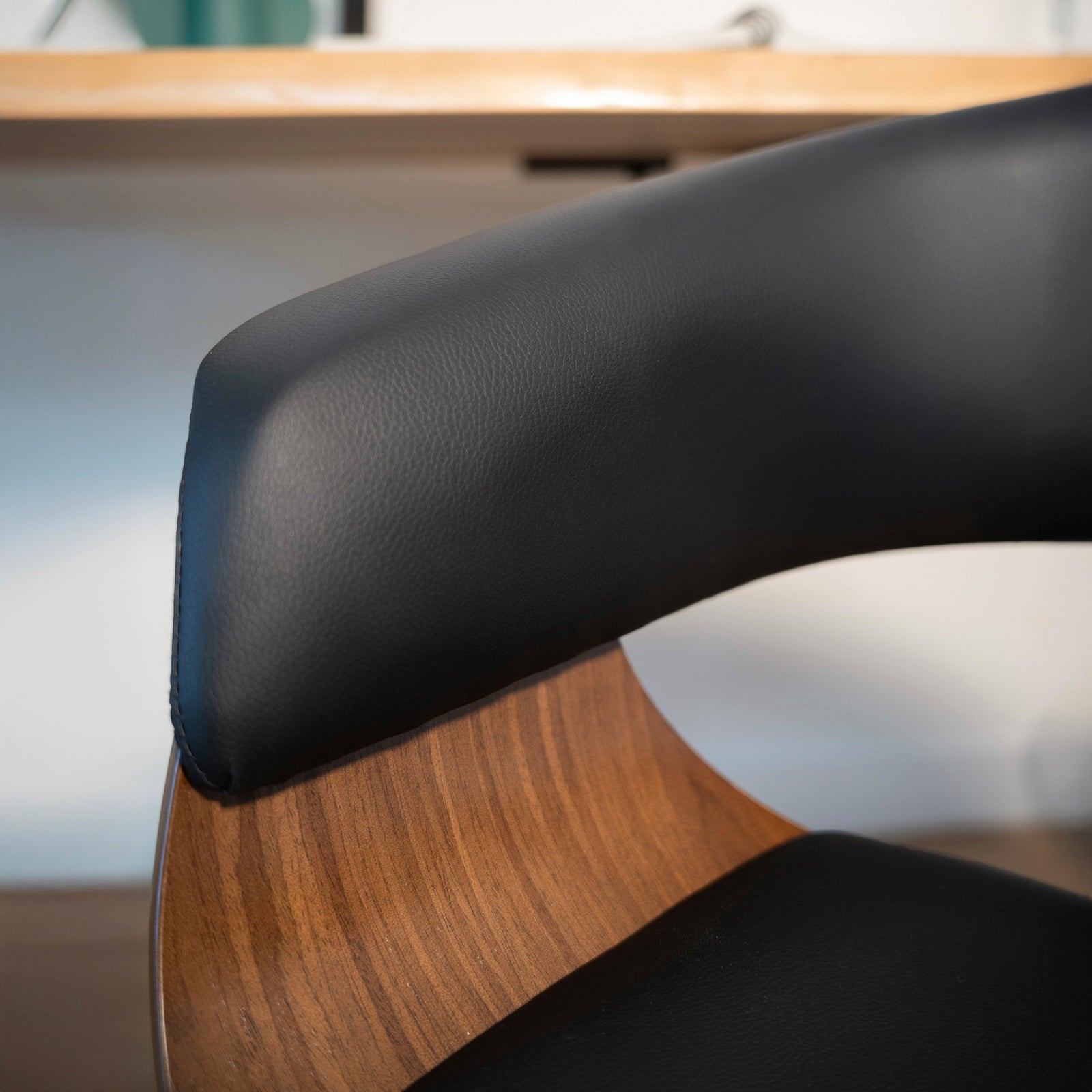 chaise de bureau basile cuir noir bois fonce