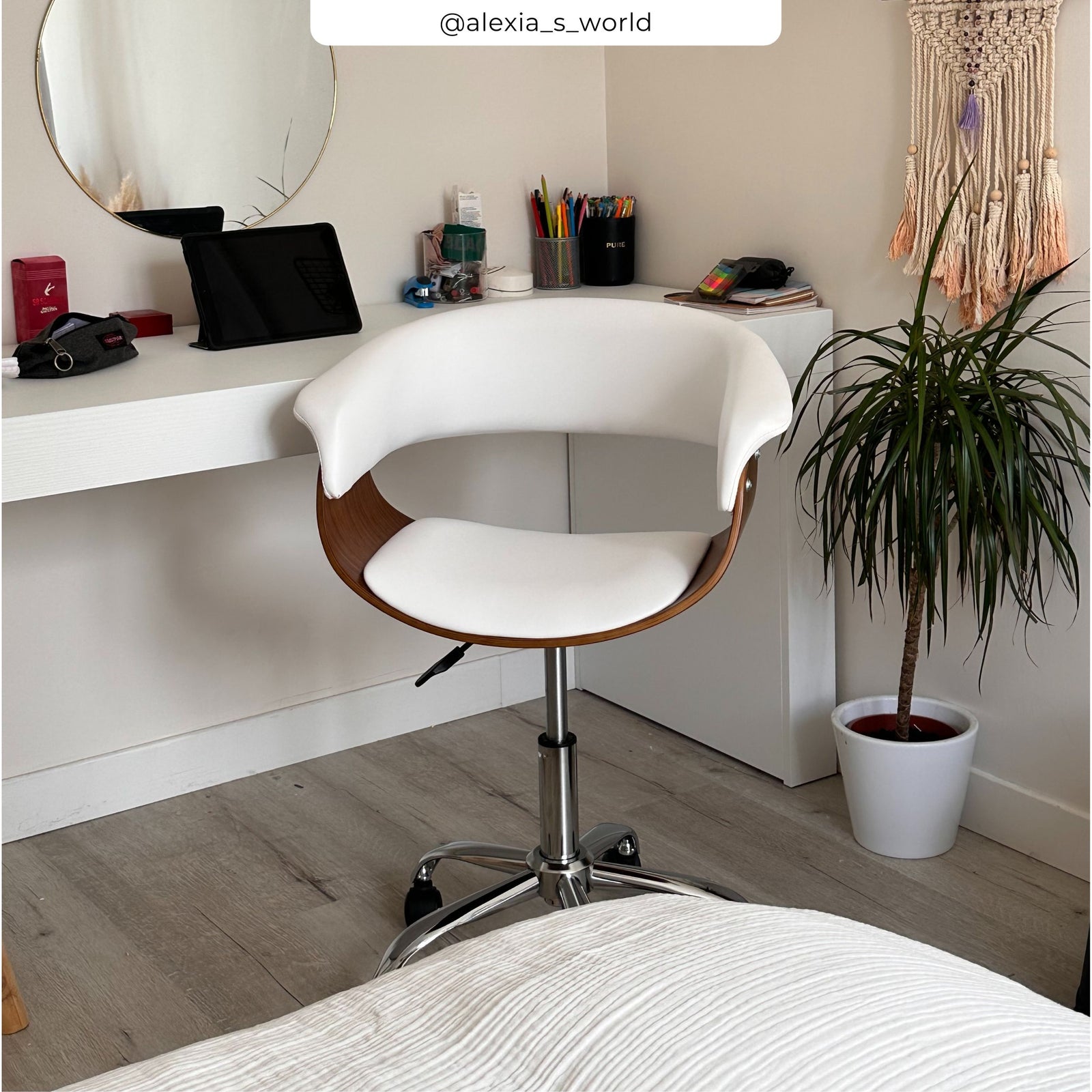 chaise de bureau cuir cynthetique blanc et bois basile roulett