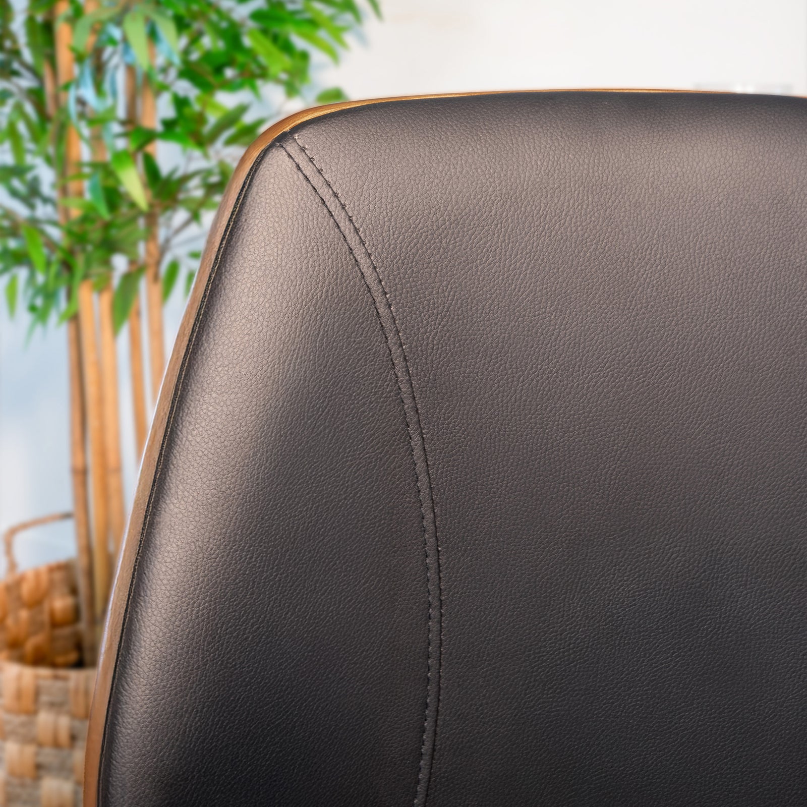 chaise de bureau cuir synthetique noir et bois pivotante