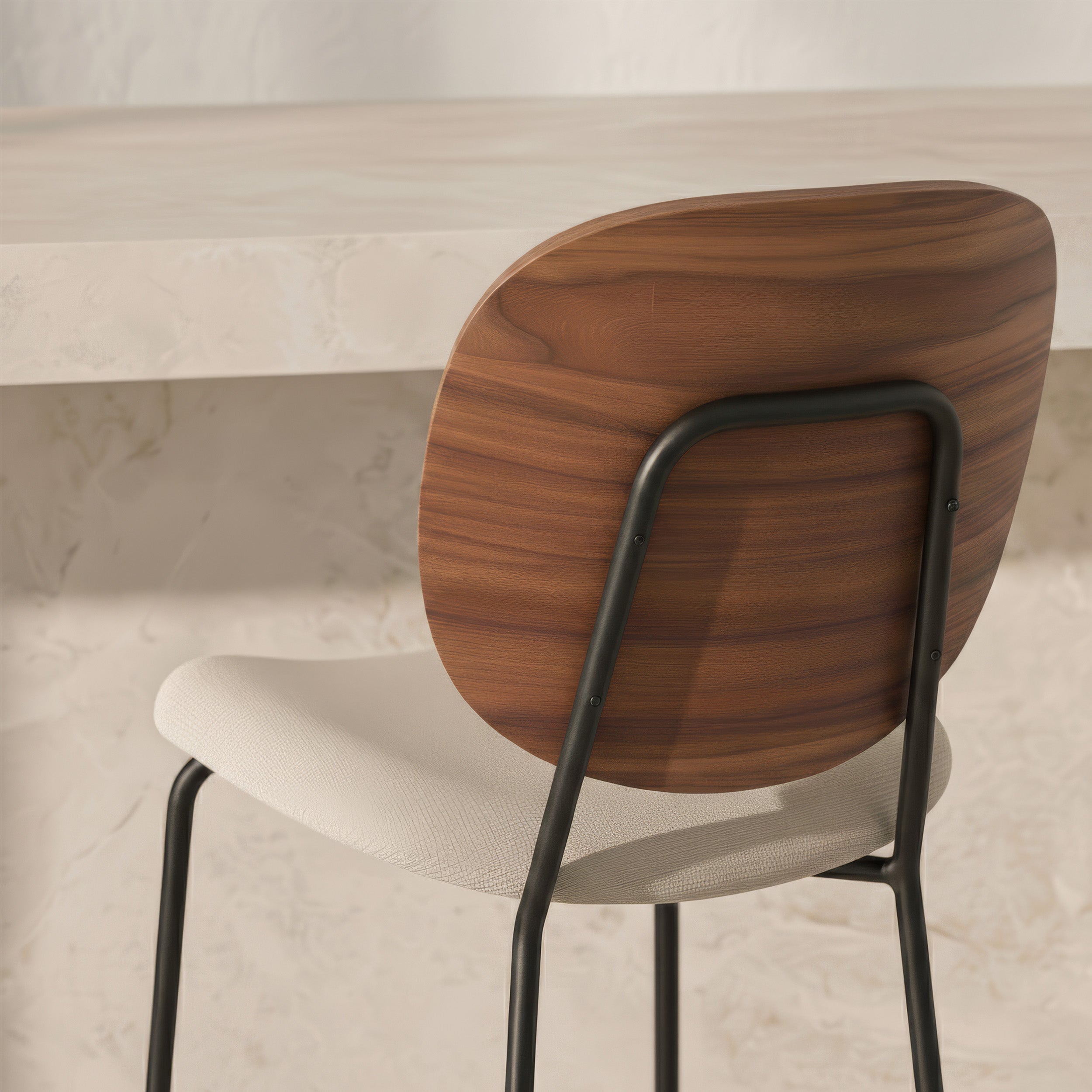 Chaise de salle à manger design avec dossier en bois foncé courbé, assise en tissu clair et piètement en métal noir, style contemporain, ambiance épurée et lumineuse, Rendez-vous Déco