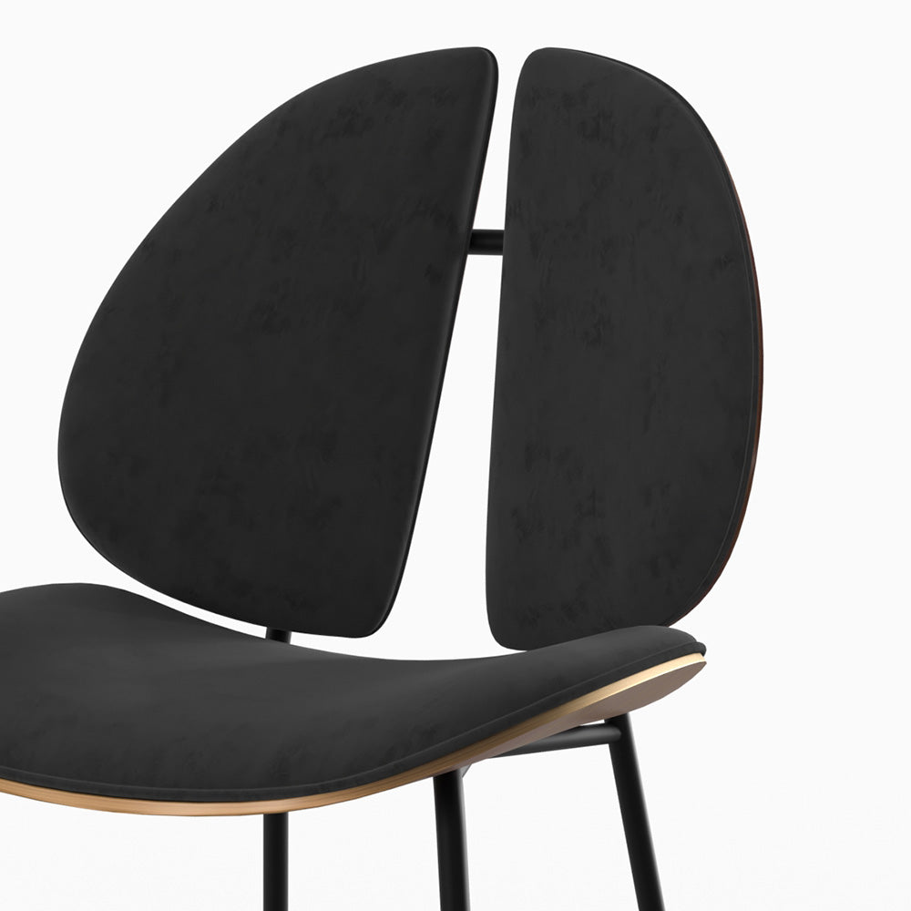 chaise en bois de noyer fonce et velours doux noir coccinelle unite