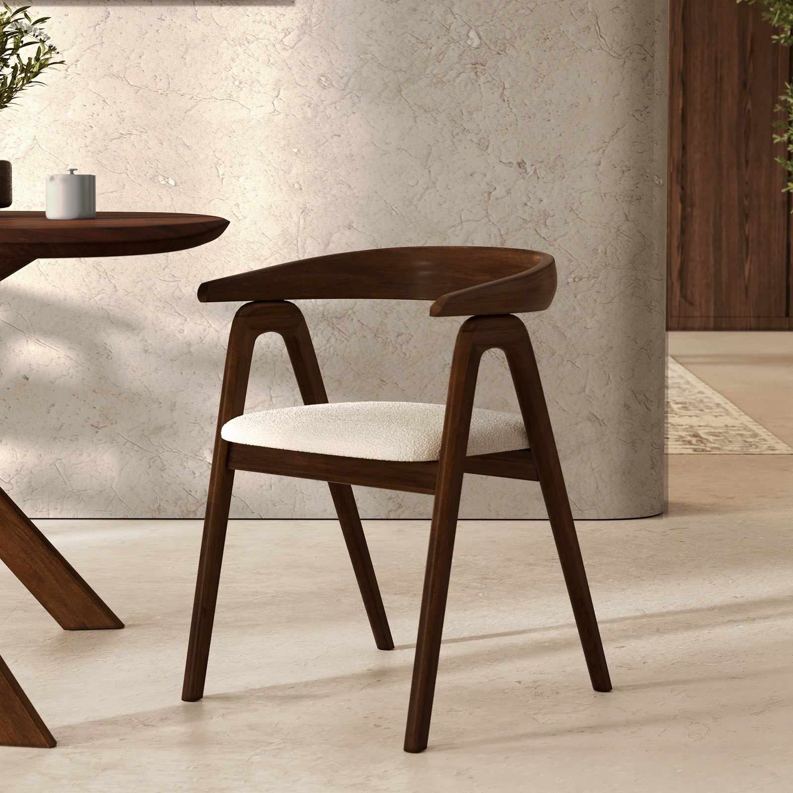 chaise hawa en bois d hevea fonce tissu boucle beige clair