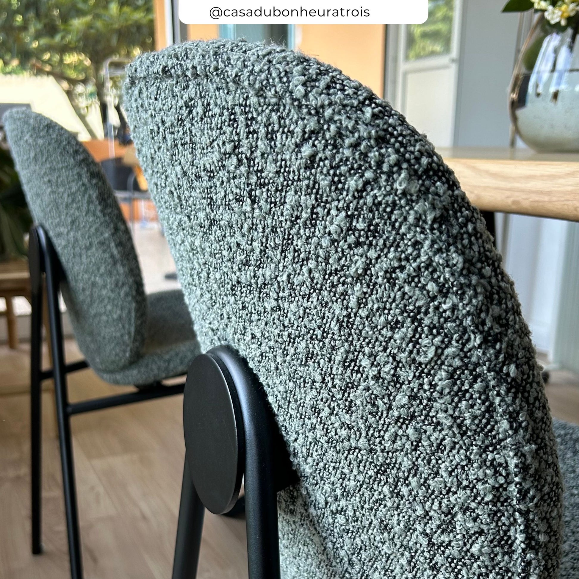 chaise iris en tissu boucle vert pieds metal noir lot de 2 rdv deco
