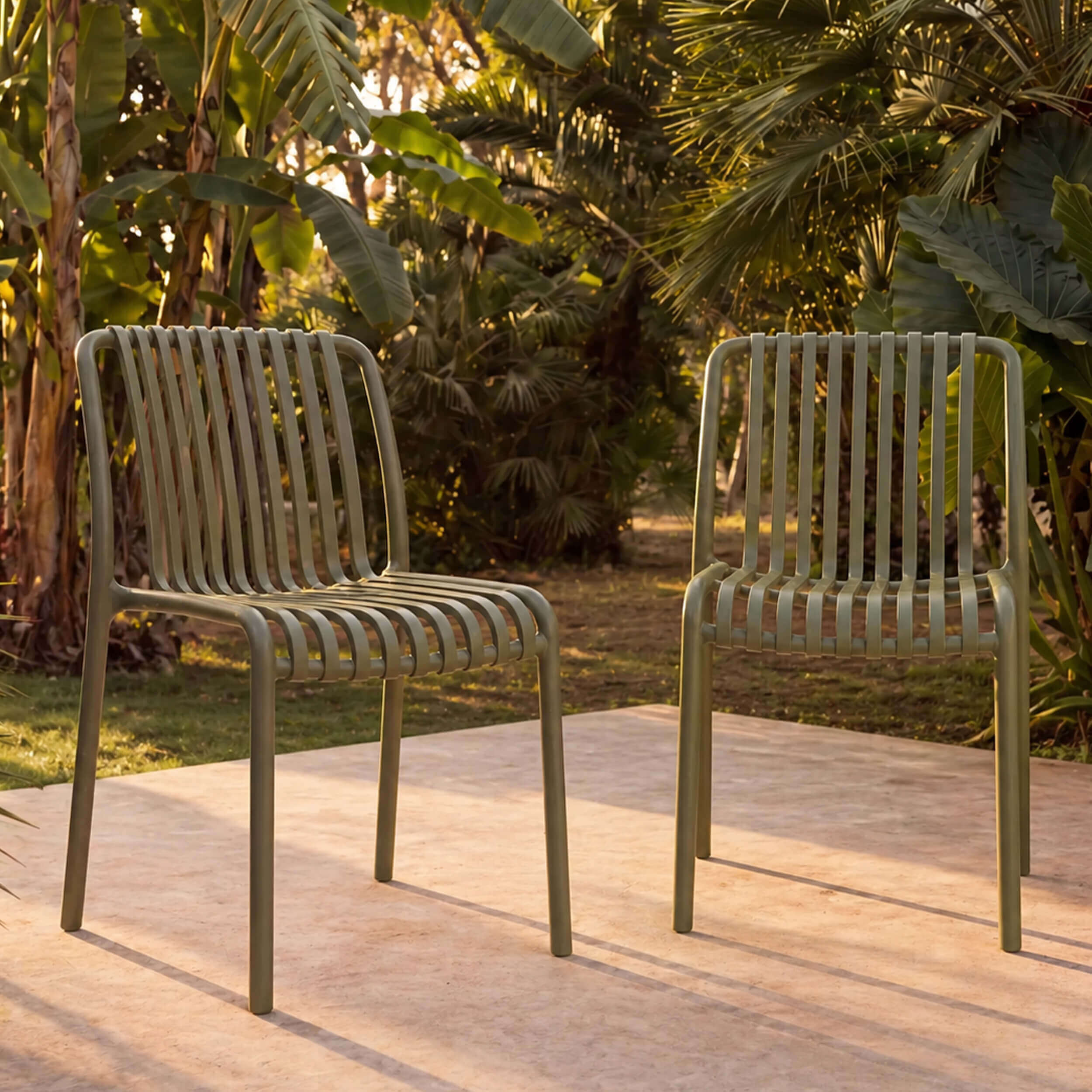 Duo de chaises de jardin à lattes en plastique vert olive, ambiance tropicale ensoleillée – Rendez-vous Déco
