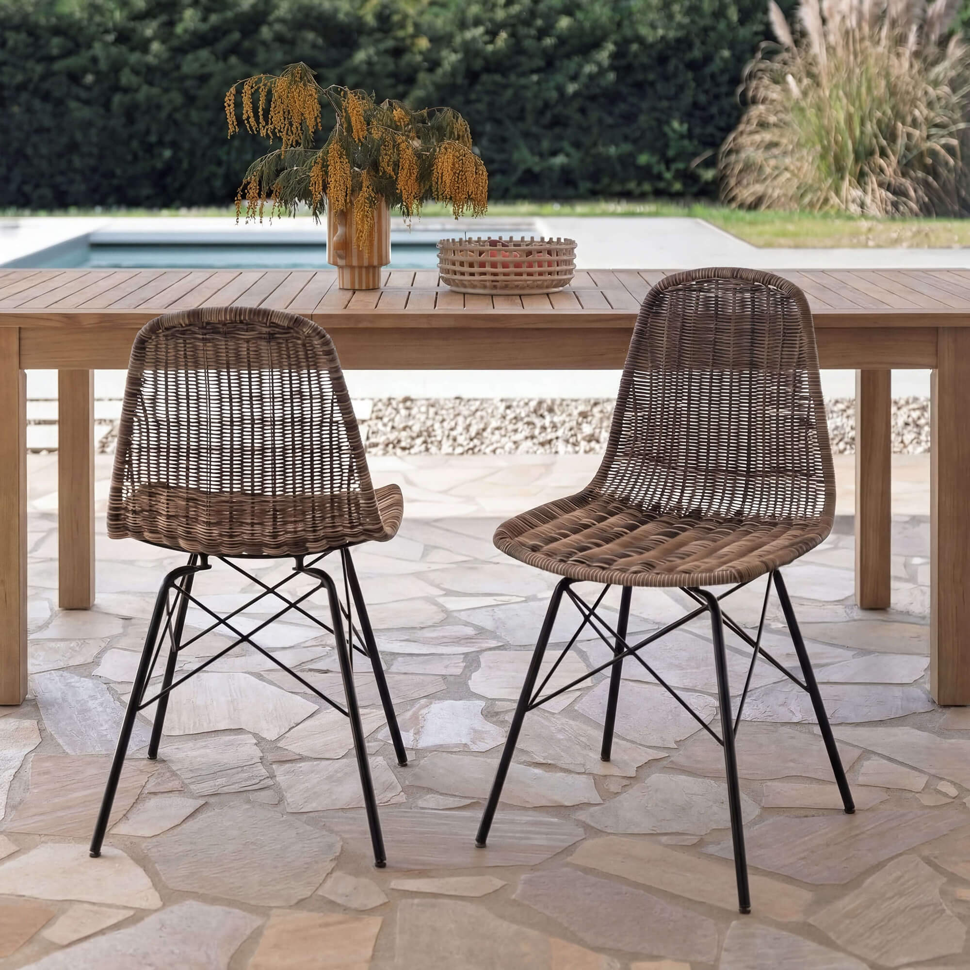 Chaises de jardin en rotin tressé bicolore et pieds métal noir sur terrasse extérieure – Rendez-vous Déco