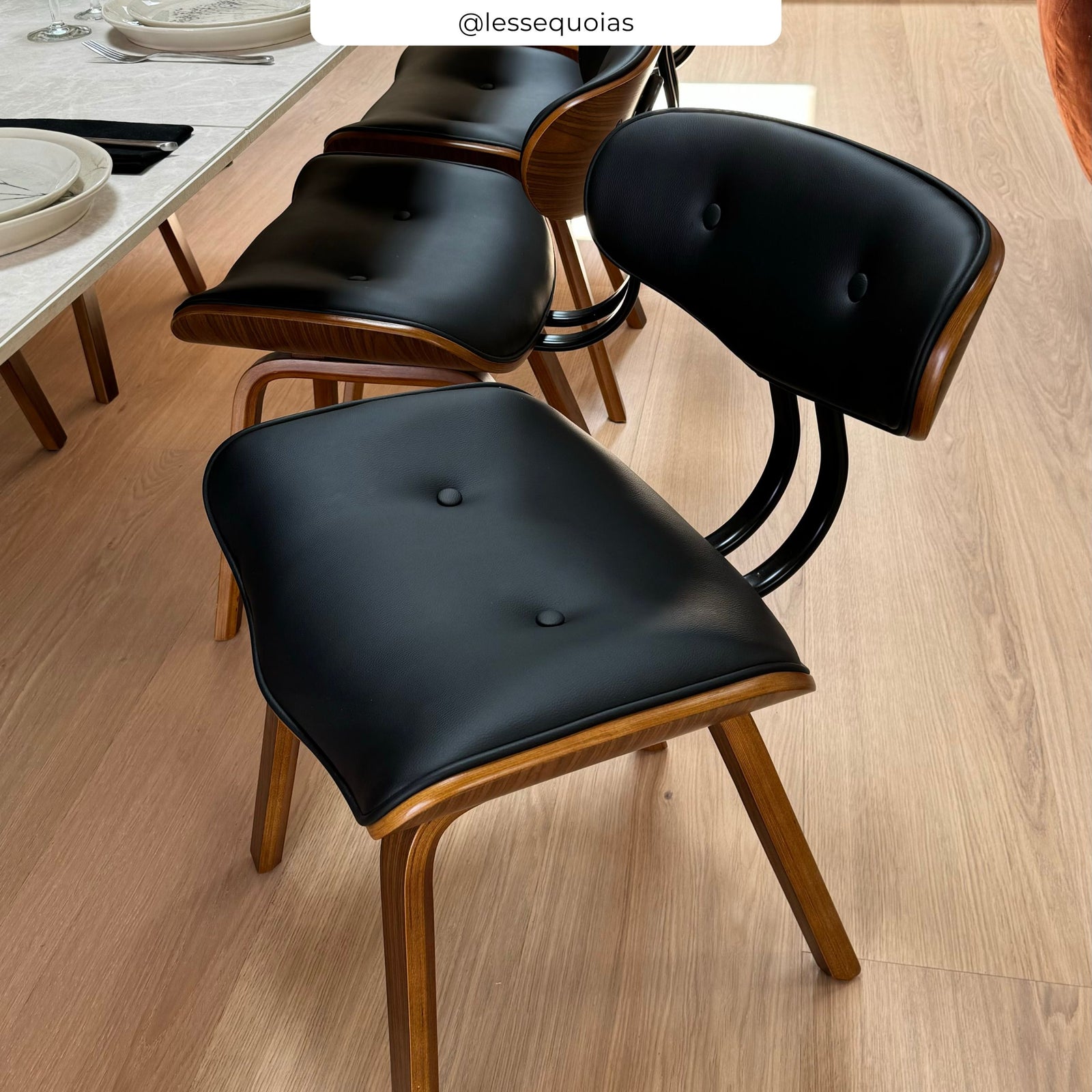 chaise noire petrus en pieds bois et pu