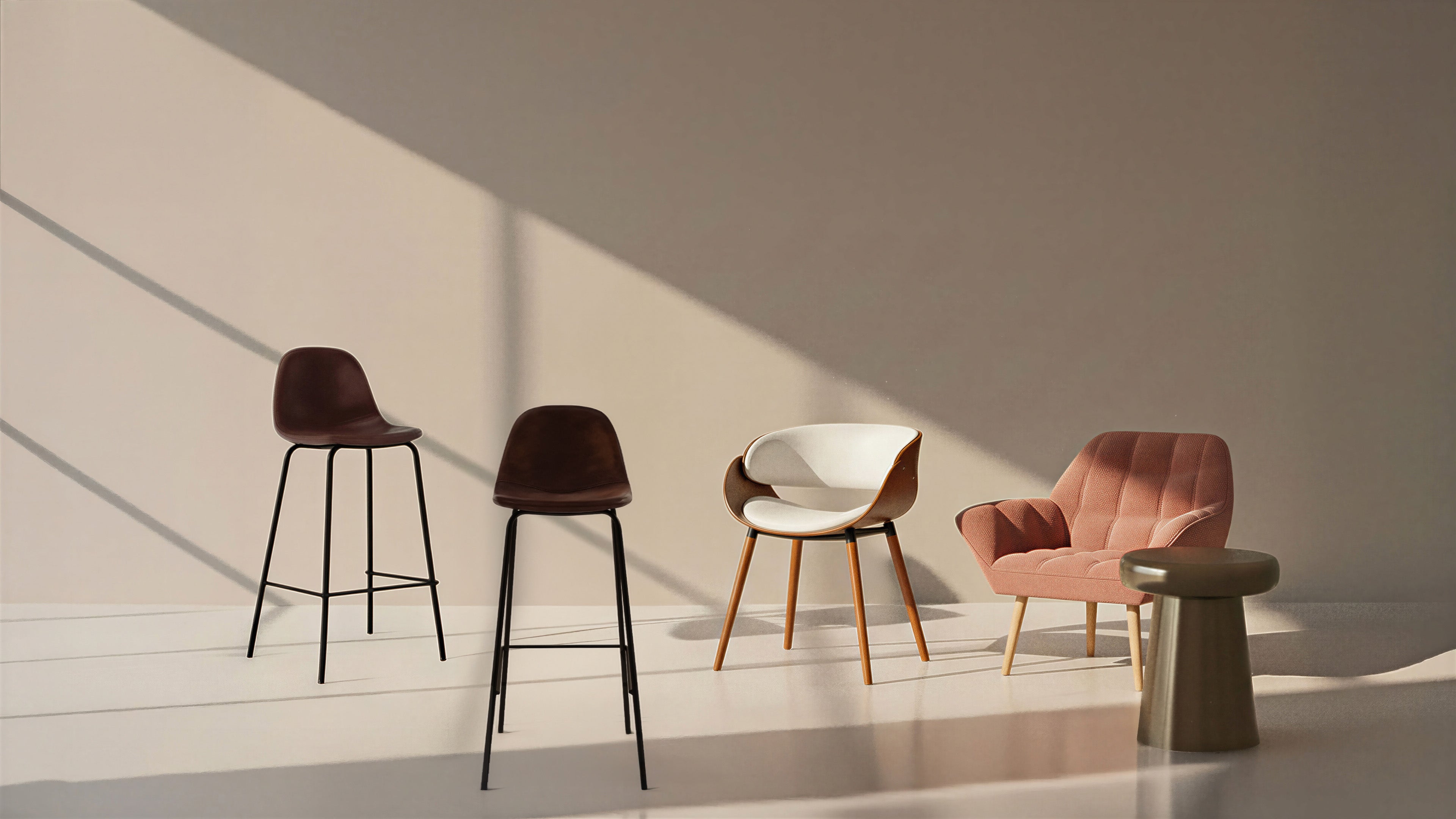 Alignement de chaises et fauteuils design contemporains en cuir, tissu et bois, aux couleurs chaudes, dans un espace intérieur minimaliste baigné de lumière naturelle