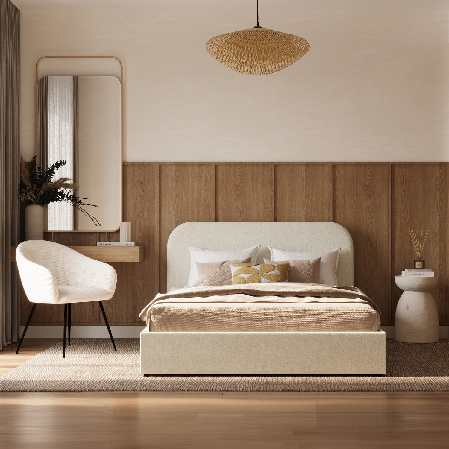Chambre à coucher contemporaine aux tons naturels avec lit rembourré, tête de lit en bois, fauteuil beige, miroir mural, suspension en fibres naturelles et ambiance minimaliste chaleureuse