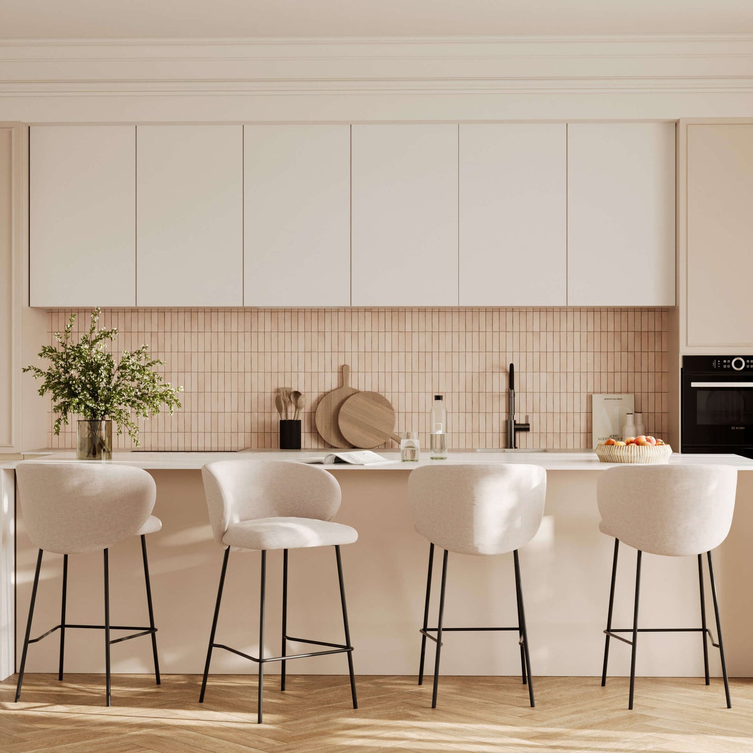 Cuisine moderne aux tons beige et crème avec îlot central, tabourets hauts en tissu clair et pieds en métal noir, façades épurées et crédence en carreaux, ambiance lumineuse et élégante, Rendez-vous Déco