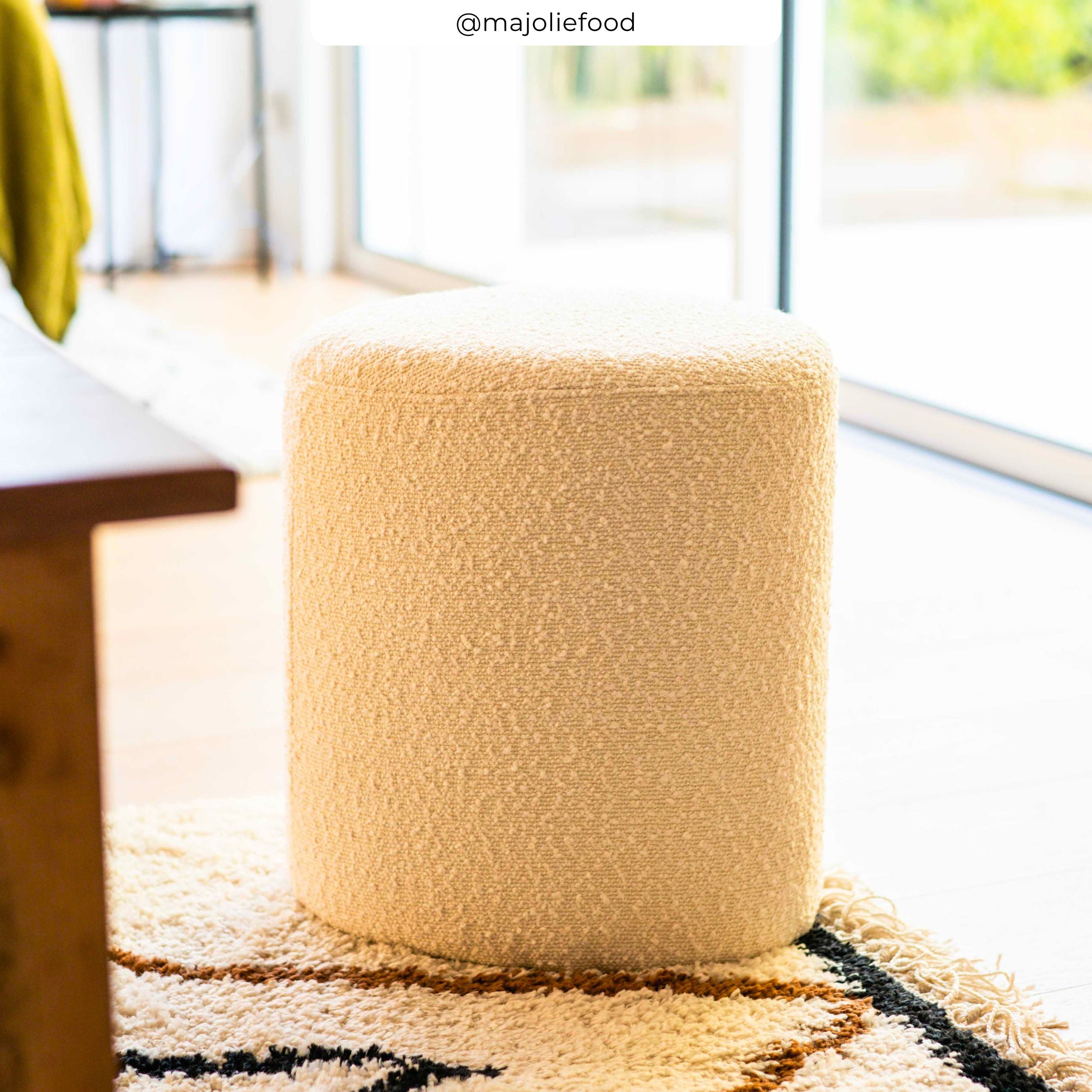 emmy pouf triangulaire en tissu boucle biege