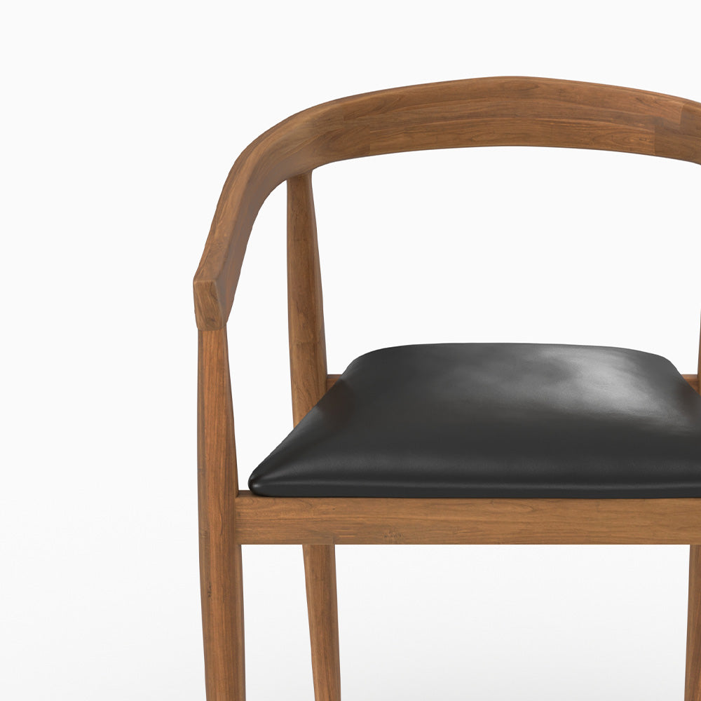 Lot de 2 chaises Bali en bois de teck vernis et assise en cuir noir