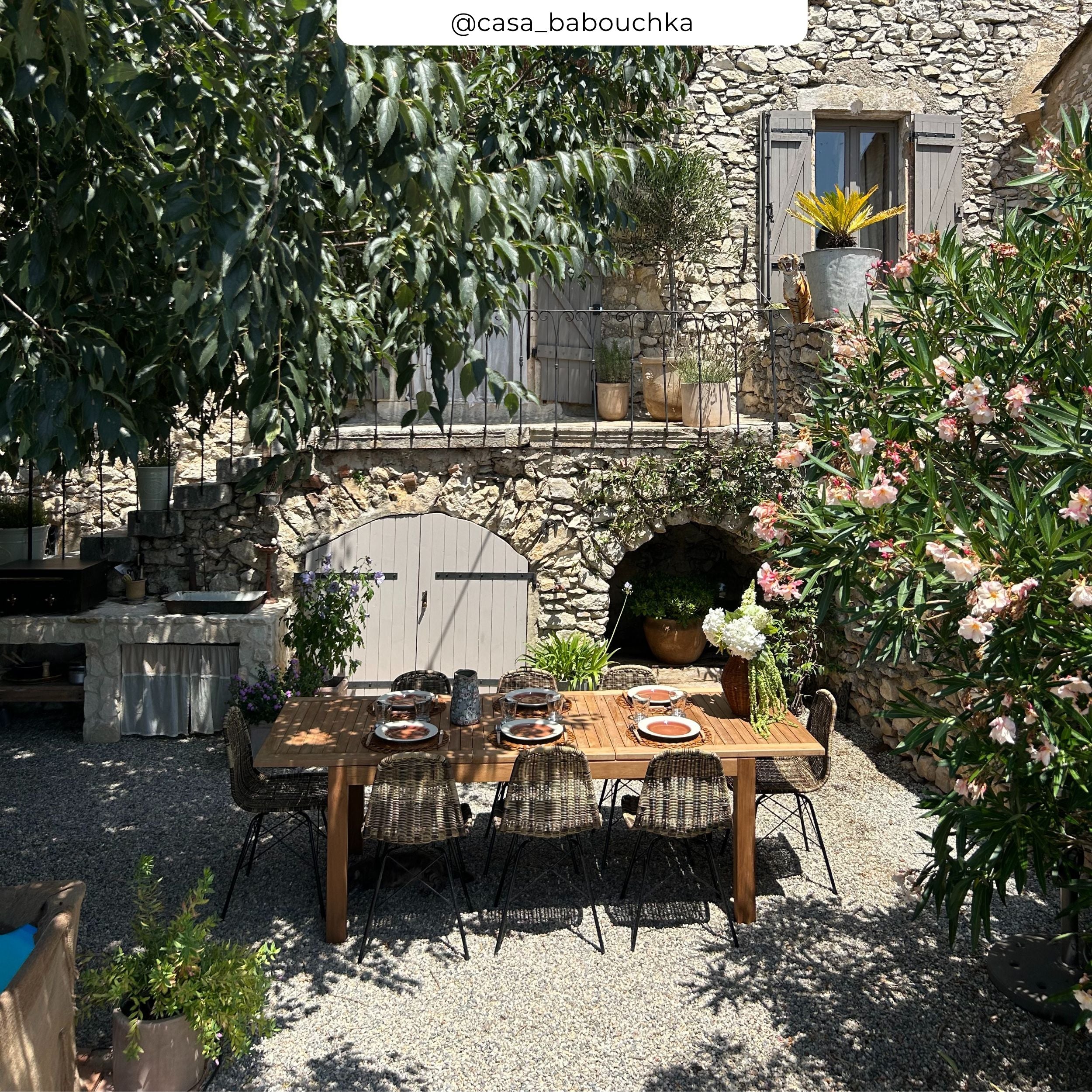 Table et chaises de jardin Tiptur 8 personnes en bois et résine