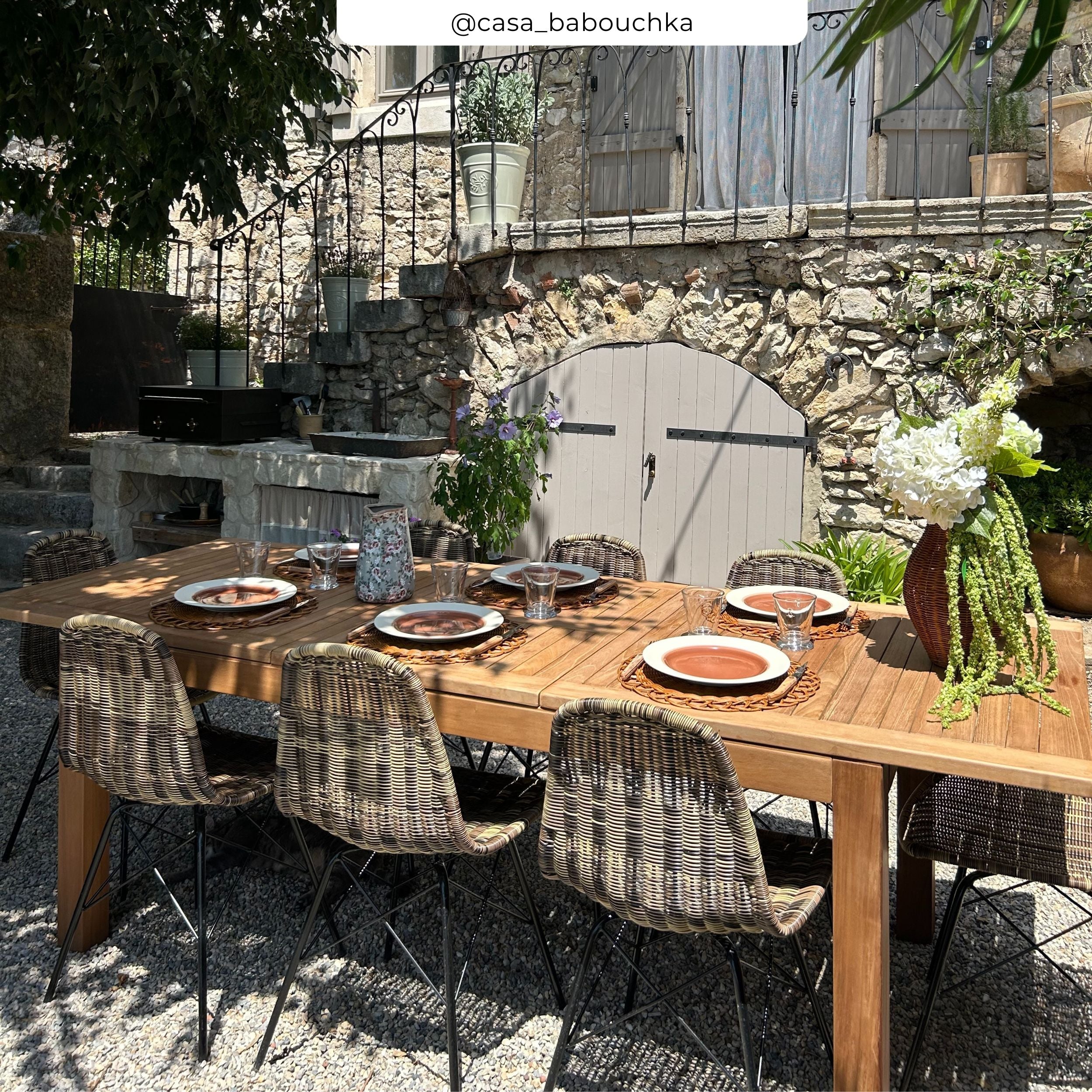 Table et chaises de jardin Tiptur 8 personnes en bois et résine