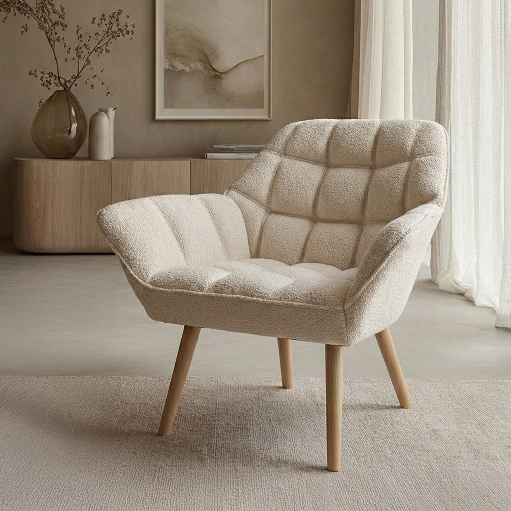 Fauteuil confortable au design contemporain avec assise et dossier en tissu bouclette beige, piètement en bois clair, lignes enveloppantes, ambiance douce et lumineuse, Rendez-vous Déco