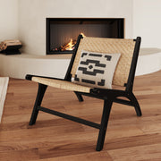 Fauteuil Kilka en bois de teck noir et tressage chevron en rotin