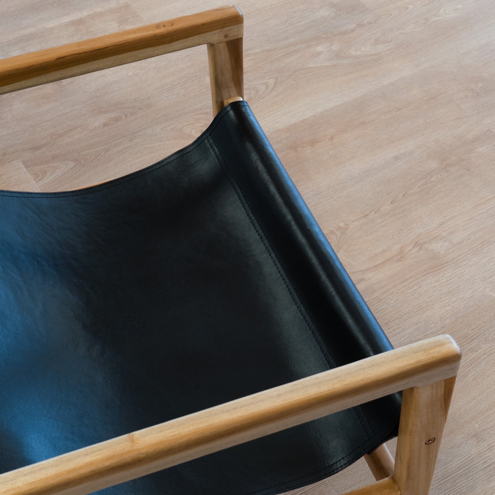 fauteuil lounge en bois de teck et cuir noir lounge